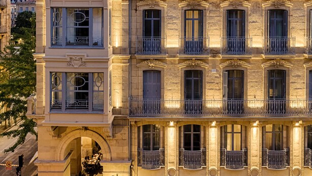 A multi-story hotel with ornate balconies and large windows. - Hotel Arbaso (San Sebastián)