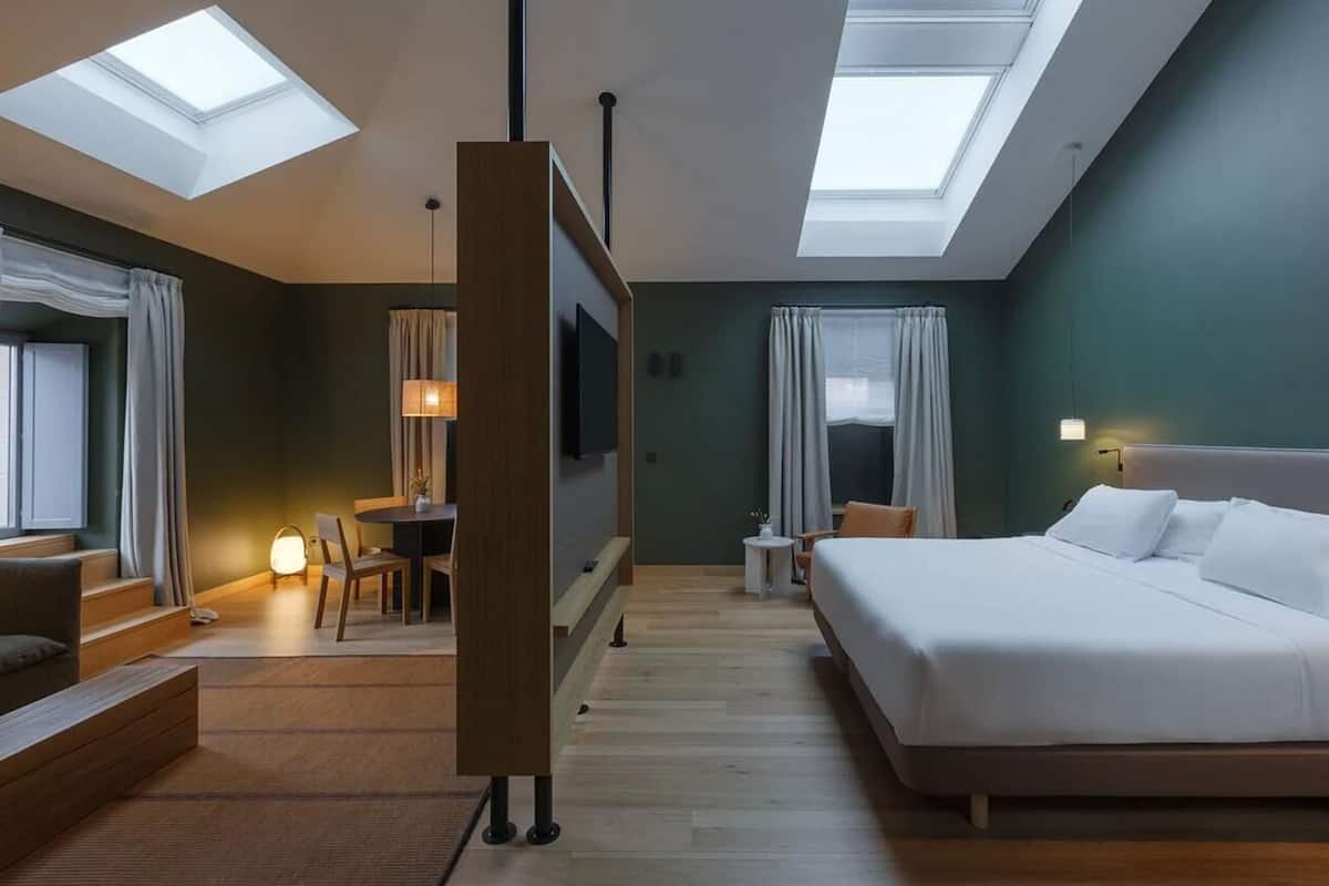 Attico Premium | 2 camere, biancheria da letto di alta qualità, copriletto in piuma