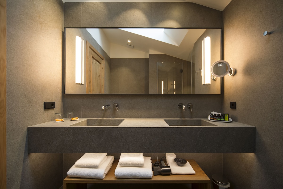 premium room | bathroom | free toiletries, hair dryer, bathrobes, slippers