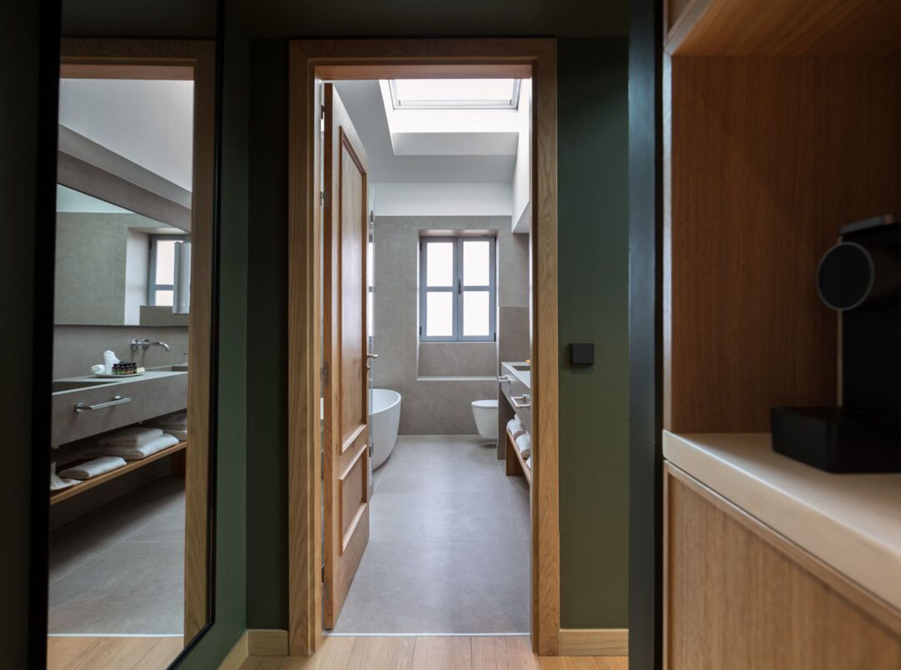 Un baño moderno con tragaluz, tocador y retrete.