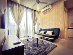 MickyMouse Themed, 2 Bedrooms | Área de estar | Smart TV