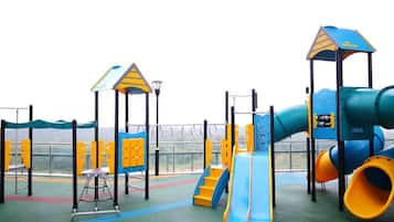 Zona de juegos infantil al aire libre
