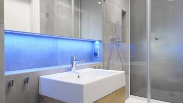 Studiosuite | Bad | Dusj, regndusjhode, hårføner og håndklær