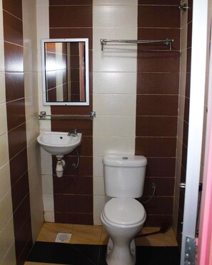 Habitación triple | Baño | Regadera, pantuflas, toallas, jabón 