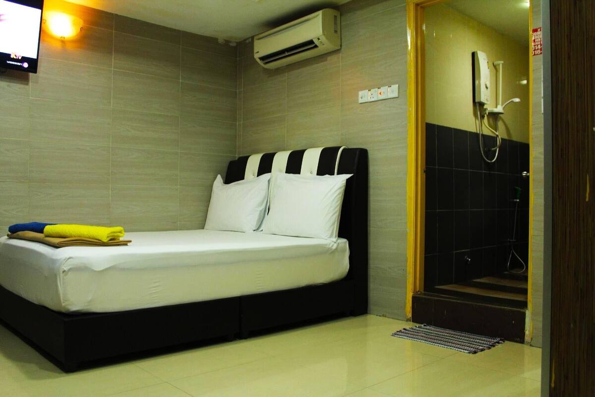 Double Room | Desk, blackout curtains, iron/ironing board, free WiFi