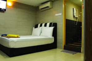 Kamar Double | Meja kerja, tirai kedap cahaya, setrika/meja setrika, dan Wi-Fi gratis