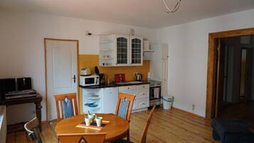 Apartment, 2 Schlafzimmer (Charlotte) | Eigene Küche | Großer Kühlschrank, Mikrowelle, Ofen, Herdplatte