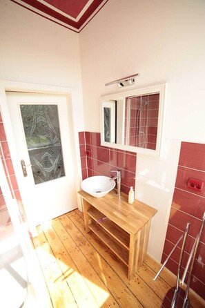 Appartement, 1 chambre (Arabell) | Salle de bain | Douche, sèche-cheveux, chaussons, serviettes fournies