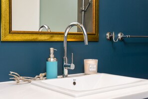 Apartment, 2 Schlafzimmer, Terrasse | Badezimmer | Dusche, kostenlose Toilettenartikel, Haartrockner, Handtücher