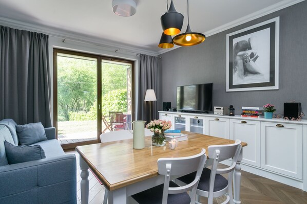 Appartement, 2 chambres, patio | Aire de séjour | Téléviseur à écran plat
