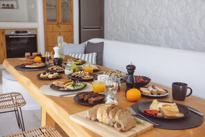 فيلا فاخرة - ٣ غرف نوم | غرفة لتناول الطعام