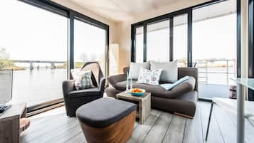 Houseboat | Living room | Flat-screen TV