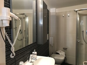 Chuveiro, secador de cabelo, roupões de banho, chinelos