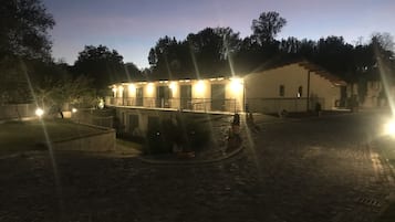 Vista frontal de la propiedad