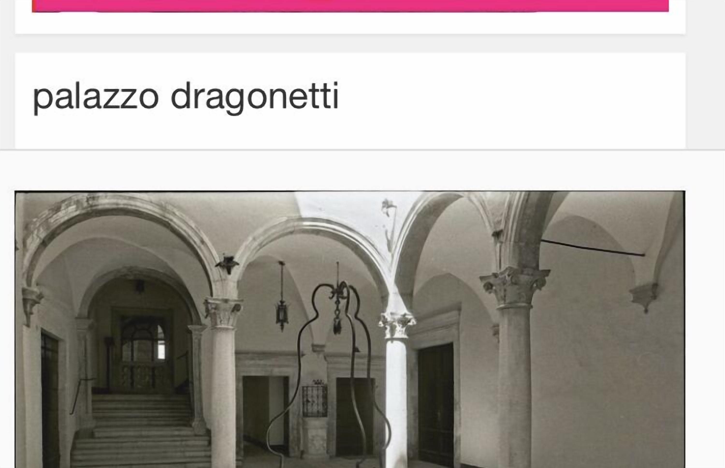 Un pasillo con arcos y columnas que conduce a una escalera.