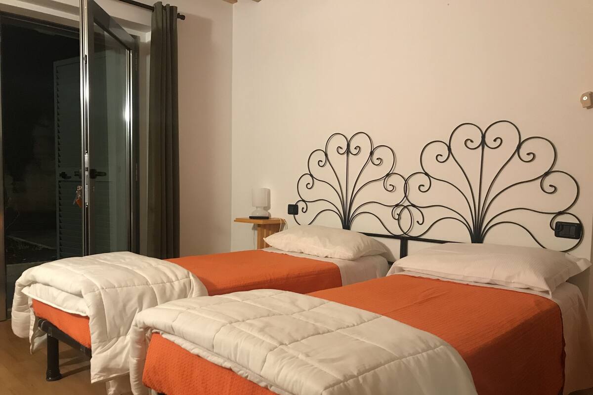 Business Double Room Single Use | Minibar, desk, WiFi (free), bed sheets