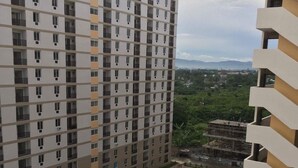 Un edifici residencial de grans alçades, amb nombroses balconades i un complex de piscines.