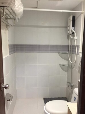 Studio | Kamar mandi | Shower, perlengkapan mandi gratis, sandal, dan handuk