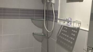 Estudio | Baño | Regadera, amenidades de baño gratuitas, toallas, jabón