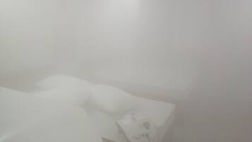 Tabla de planchar con plancha, wifi gratis y ropa de cama