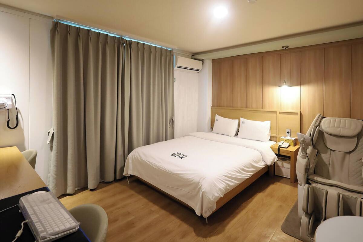 Premium Room | Blackout drapes, soundproofing, WiFi (free), individually decorated