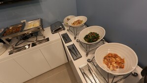 بوفيه فطور مجانًا يوميًا