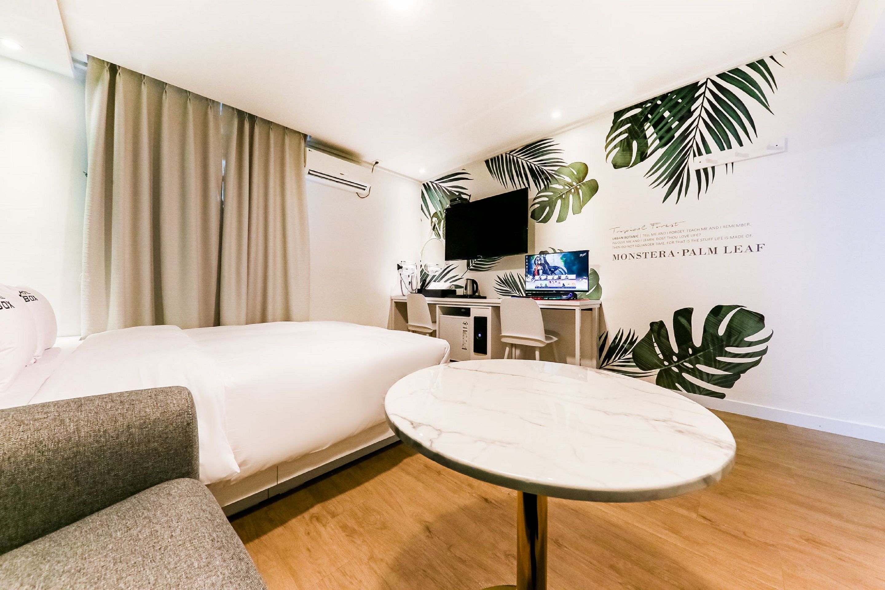 Deluxe Room | Individually decorated, individually furnished, blackout drapes