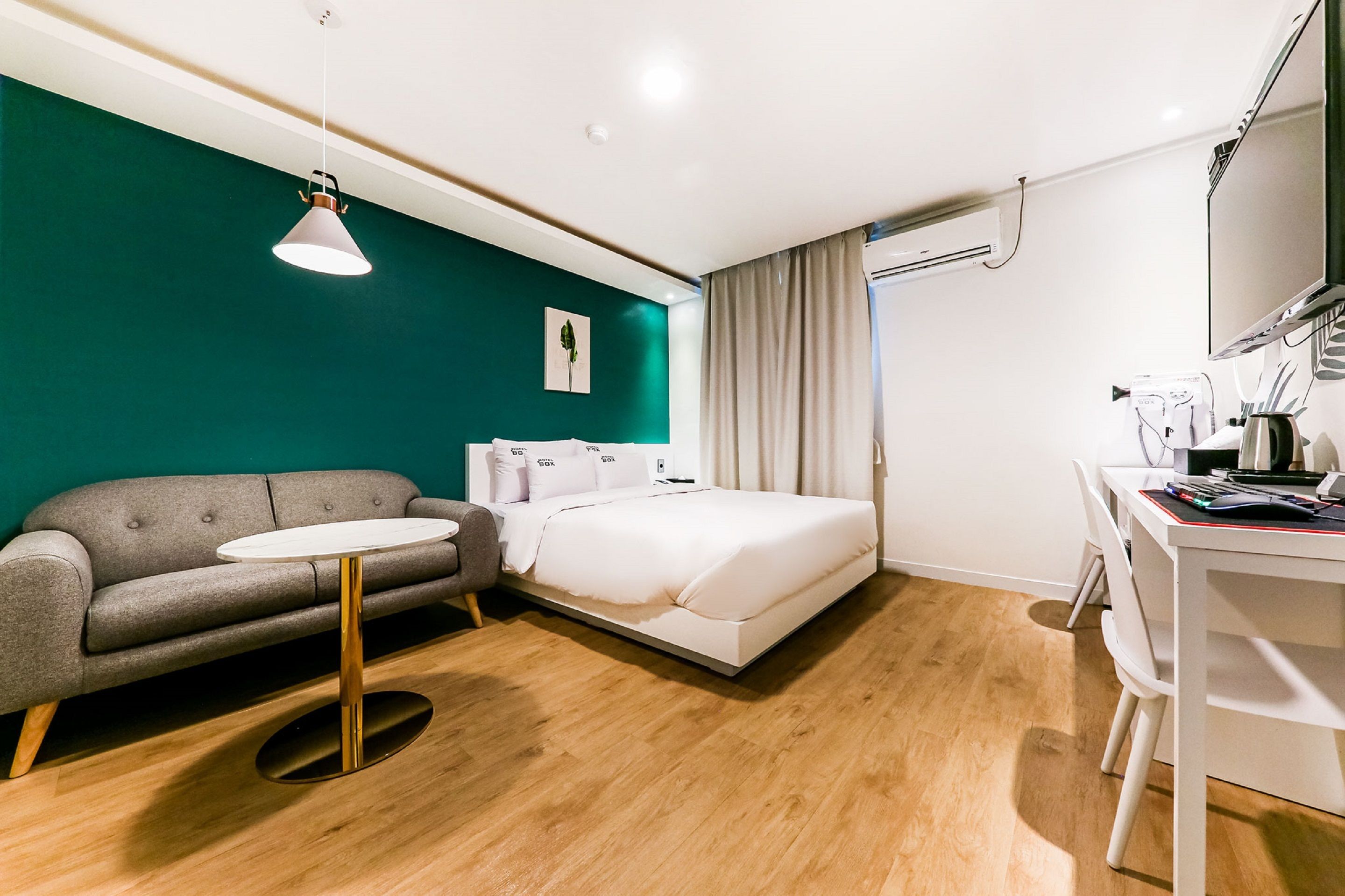 디럭스룸 | 각각 다른 스타일의 인테리어, 각각 다르게 가구 비치, 암막 커튼, 방음 설비