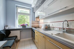 Apartment, 2 Schlafzimmer | Eigene Küche | Kühlschrank, Ofen, Herdplatte, Wasserkocher