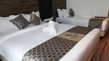 Deluxe Triple Room | Desk, blackout curtains, soundproofing, iron/ironing board