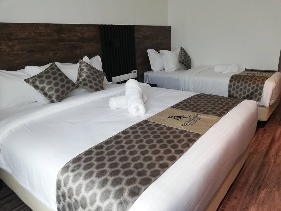 Habitación triple Deluxe | Escritorio, cortinas opacas, sistema de insonorización