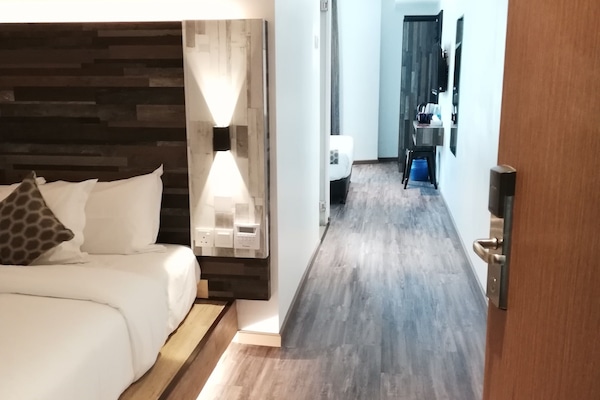 Skrivebord, blendingsgardiner, lydisolert og strykejern/-brett