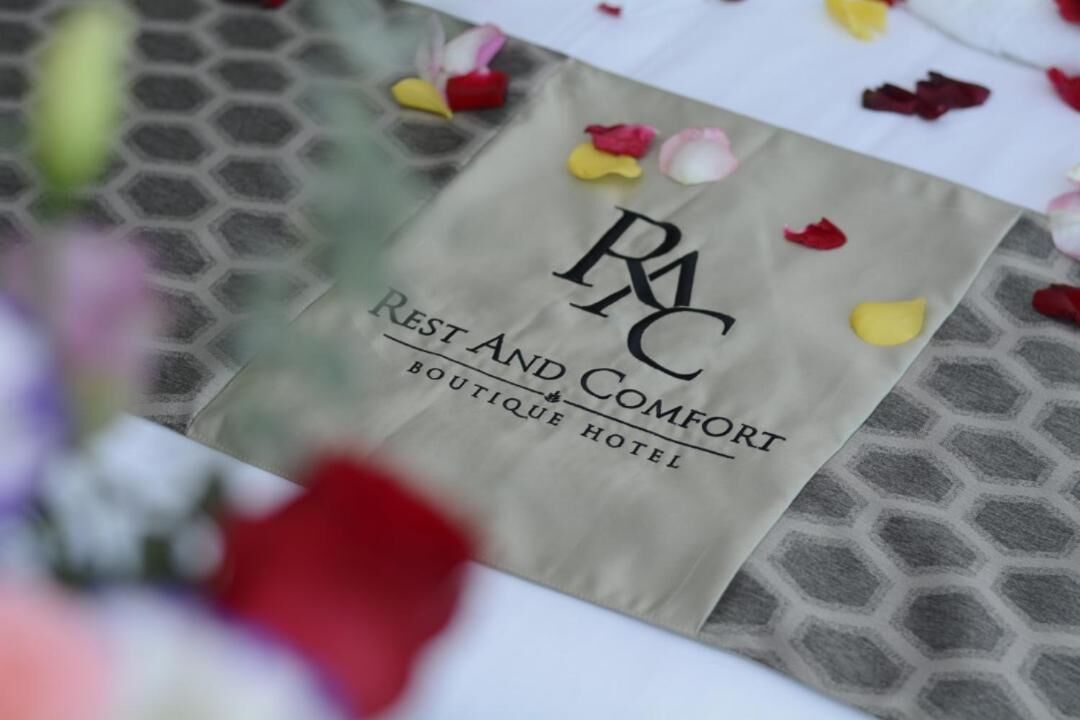 A hotel bag with the text "RAC Rest and Comfort Boutique Hotel" on it.