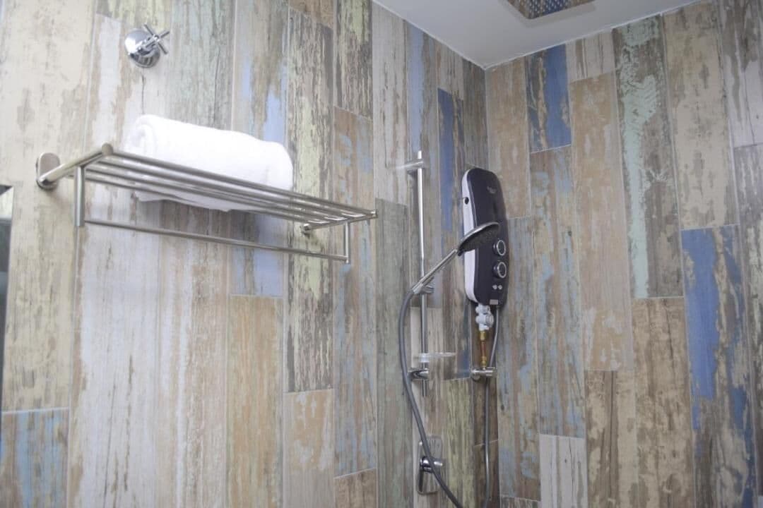 Bruser, hårtørrer, bidet, håndklæder