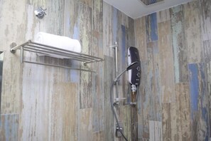 Een douche, een haardroger, een bidet, handdoeken