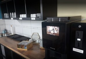 Microwave, cookware/dishes/utensils - White Pearl Hostel (Nuremberg)