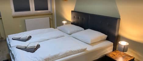 Escritorio, wifi gratis y ropa de cama