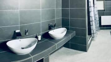 Dusche, kostenlose Toilettenartikel, Handtücher