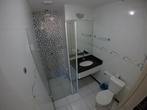 Apartamento | Banheiro | Chuveiro, toalhas de banho