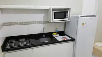 Apartment | Private kitchenette | Fridge, microwave, stovetop, cookware/dishes/utensils