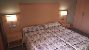 Kahden hengen huone | Tallelokero huoneessa, pimennysverhot, vauvan matkasänky, ilmainen Wi-Fi
