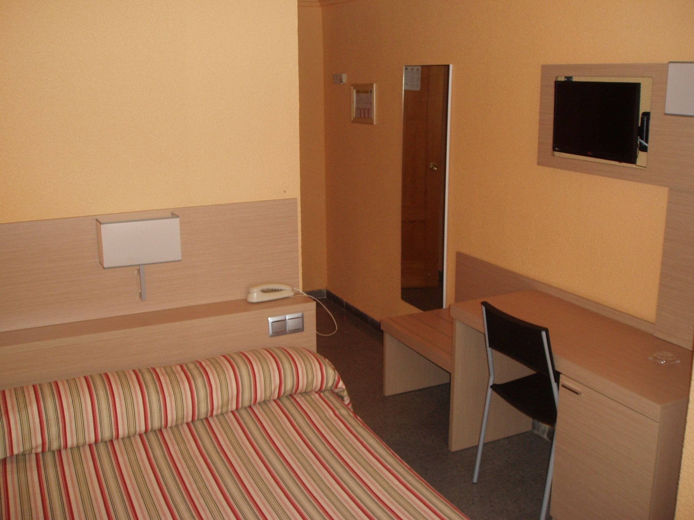 single room | 1 bedroom, in-room safe, blackout curtains, travel cot