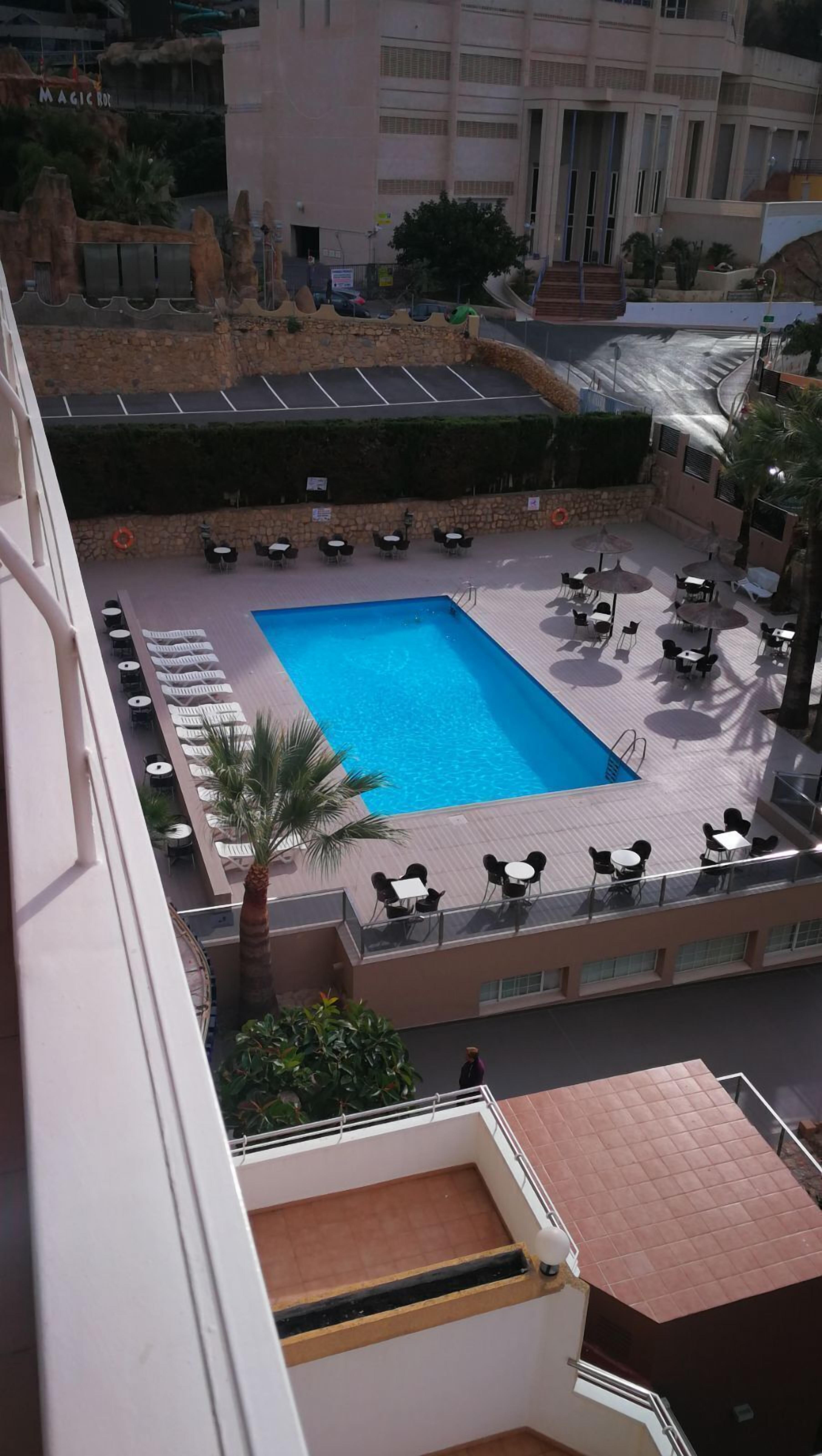 outdoor pool, open 10:00 am to 8:00 pm, pool loungers