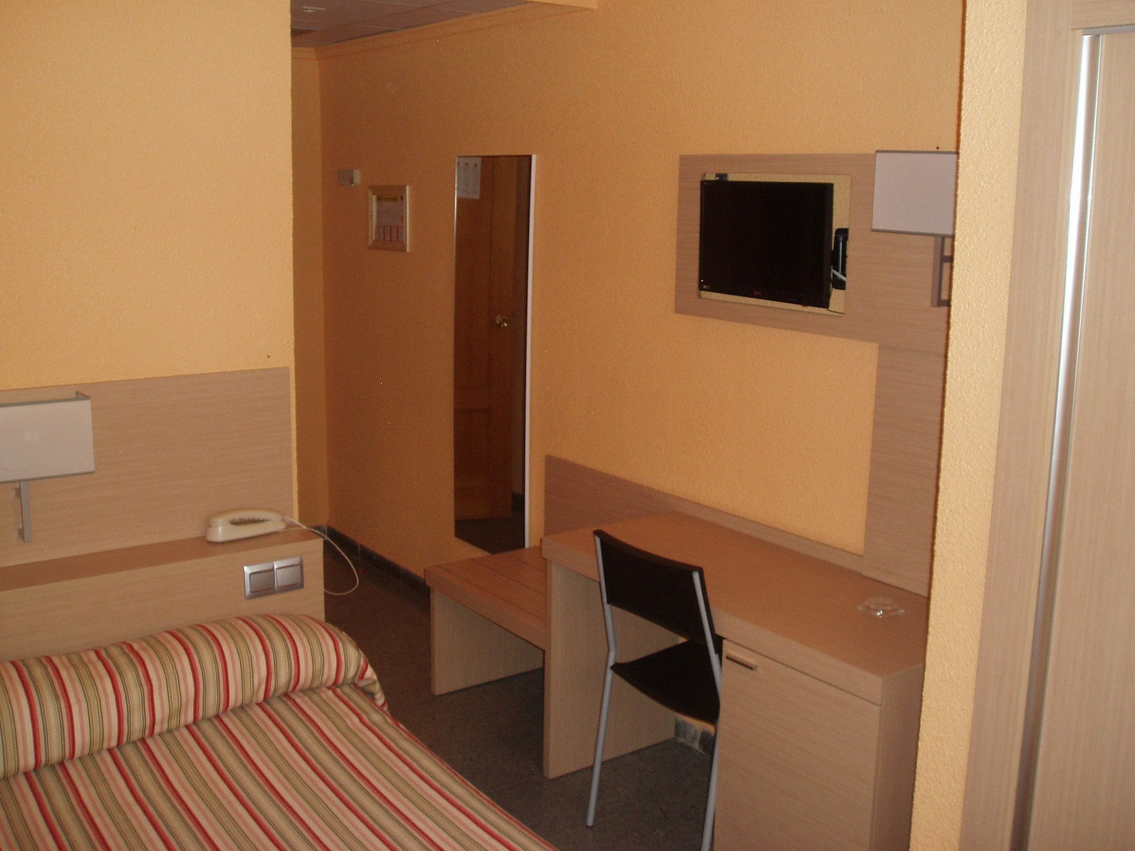 single room | 1 bedroom, in-room safe, blackout curtains, travel cot