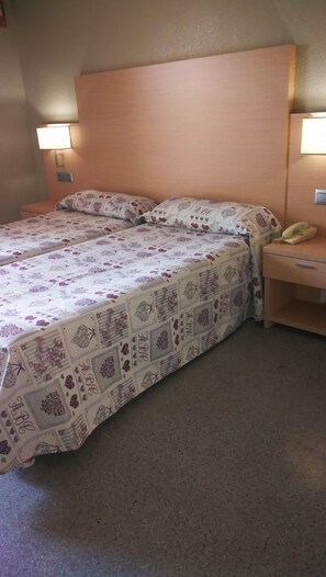 Caja de seguridad en la habitación, cortinas blackout y cuna de viaje 