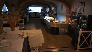 A spacious kitchen with an arched ceiling, a central island, and a view of the cityscape. - Mont-Park Hotel (Benidorm)