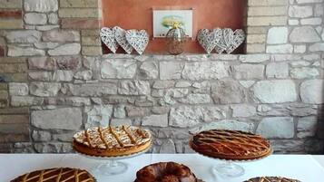 Daily cooked-to-order breakfast (EUR 7.5 per person)