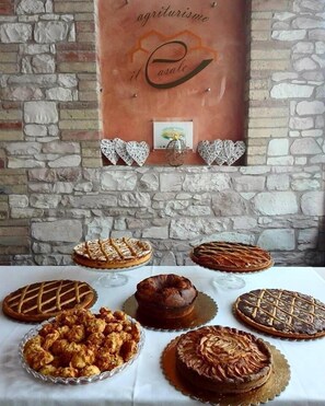 Frukost enligt egen beställning varje dag (EUR 7.5 per person)
