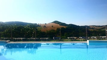 Piscina all'aperto, ombrelloni da piscina, lettini