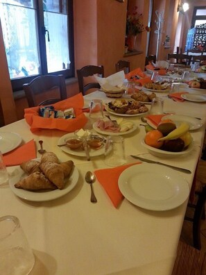 Frukost enligt egen beställning varje dag (EUR 7.5 per person)